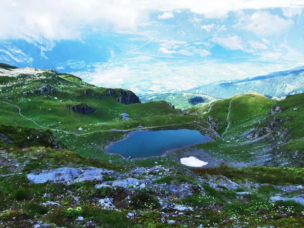 阿尔卑斯湖巴斯塔维斯湖在山脉格拉鲁斯阿尔卑斯山的 Pizol 瑞士圣加仑州 — 图库照片