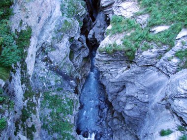 Kanyon Linth Nehri üzerinde Linthal - Canton Glarus, İsviçre
