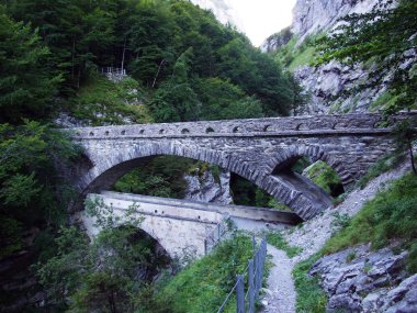 Linth Nehri - Canton Glarus, İsviçre Kanyon eski taş köprüler