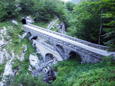 Linth Nehri - Canton Glarus, İsviçre Kanyon eski taş köprüler