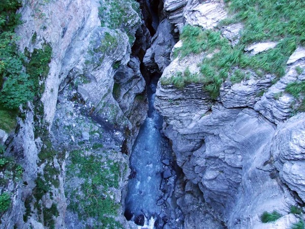 Linthal グラールス州のカントン スイス連邦共和国の上の州の川の峡谷 — ストック写真
