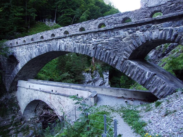 Linth Nehri - Canton Glarus, İsviçre Kanyon eski taş köprüler