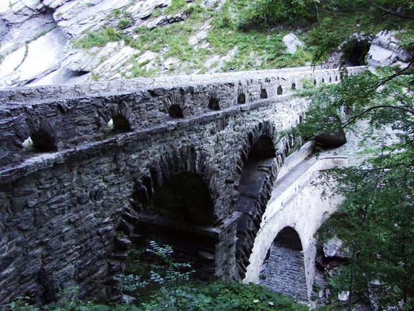 Linth Nehri - Canton Glarus, İsviçre Kanyon eski taş köprüler