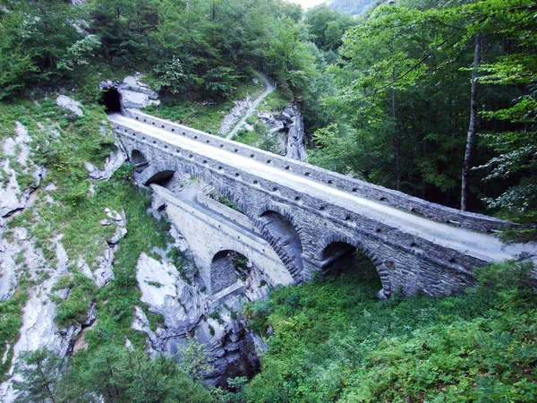 Linth Nehri - Canton Glarus, İsviçre Kanyon eski taş köprüler