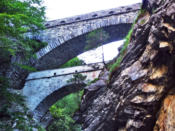 Linth Nehri - Canton Glarus, İsviçre Kanyon eski taş köprüler