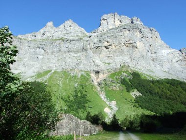 Zuetribistock en yüksek dağ kitle Glarus Alps - Canton Glarus, İsviçre için görüntüleyin