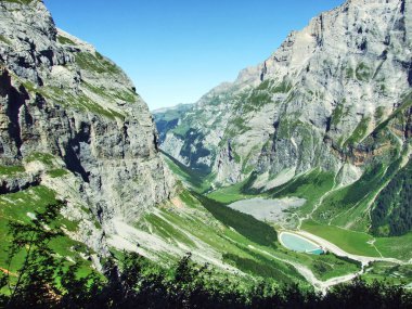 Panoramik olarak Sandbachtal veya Sandbach Vadisi - Canton Glarus, İsviçre