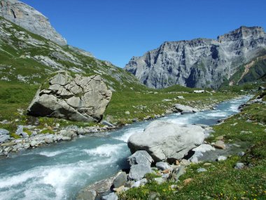 Oberstafelbach - Canton Glarus, İsviçre harika dağ Vadisi