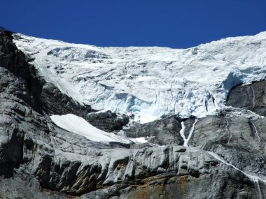 Buzul Claridenfirn altında Clariden ve Vorderer Spitzalpelistock doruklarına dağ Glarus Alps - Canton St. Gallen, İsviçre