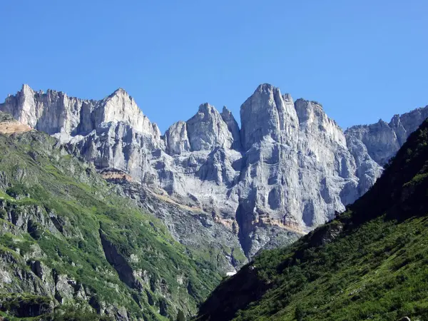 查看山团格拉鲁斯阿尔卑斯山的辛特塞尔布桑夫特峰 瑞士格拉鲁斯州 — 图库照片