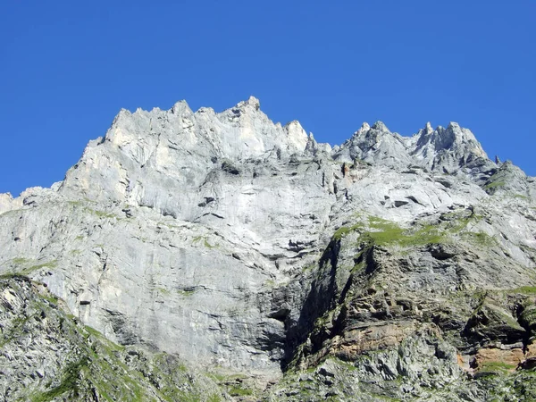 Переглянути Mittler Selbsanft Plattas Alvas Пік Гірських Масового Glarus Альп — стокове фото