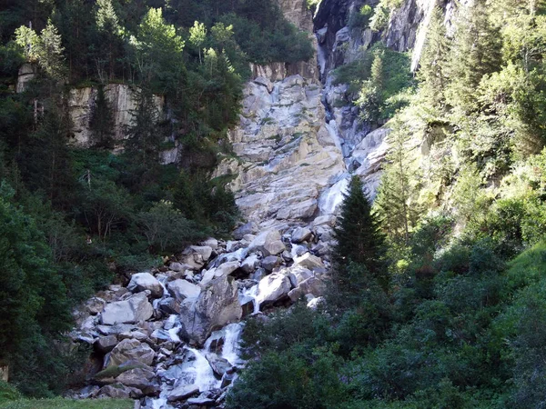 Glarus Sandbachtal Sandbach Bifertenbach Creek 的瀑布 — 图库照片