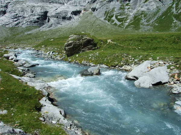 Wspaniałe Alpejskie Doliny Oberstafelbach Kantonie Glarus Szwajcaria — Zdjęcie stockowe