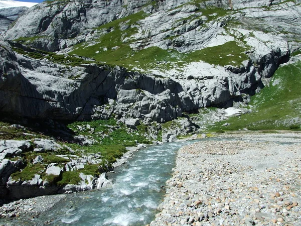 Den Vidunderlige Alpine Dalen Oberstafelbach Kanton Glarus Sveits – stockfoto