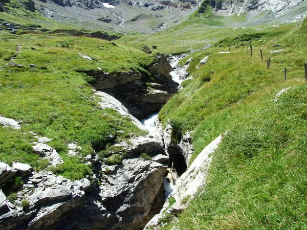 Wspaniałe Alpejskie Doliny Oberstafelbach Kantonie Glarus Szwajcaria — Zdjęcie stockowe