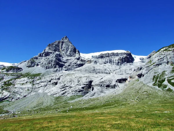 查看格拉鲁斯阿尔卑斯山山区的斯皮茨尔佩利峰 瑞士格拉鲁斯州 — 图库照片