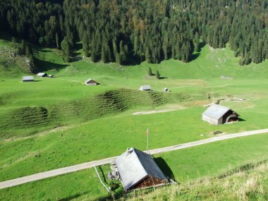 Ahır ve sığır çiftlikleri mera Alpstein dağ silsilesi - Appenzell Innerrhoden Canton, İsviçre