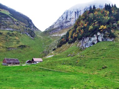 Ahır ve sığır çiftlikleri mera Alpstein dağ silsilesi - Appenzell Innerrhoden Canton, İsviçre