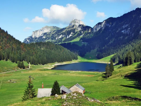 Lago Alpino Seealpsee Nella Catena Montuosa Alpstein Canton Appenzello Innerrhoden — Foto Stock