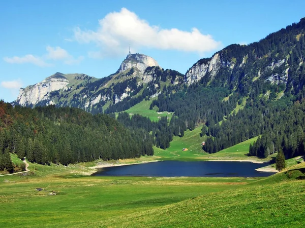 Alpejskie Jezioro Seealpsee Pasmo Górskie Alpstein Kanton Appenzell Innerrhoden Szwajcaria — Zdjęcie stockowe