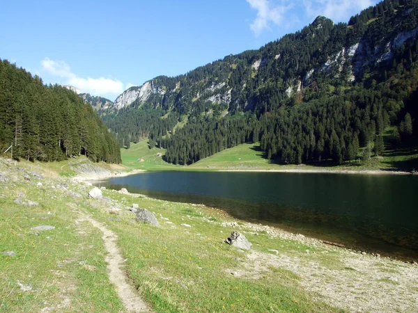 Alpstein アッペンツェル Innerrhoden カントン スイスの高山の湖 Seealpsee — ストック写真