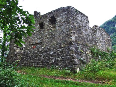 Burgruine Stralegg veya Romische Ruine Strahlegg yukarıda Amden yerleşim - St. Gallen Kantonu - İsviçre
