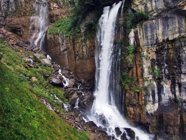 Водопад Источник Rinquelle Abowe Walensee Lake Кантон Санкт Галлен Швейцария — стоковое фото