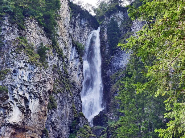 Waterval Aan Stroom Van Bracherbach Braunwald Bos Kanton Glarus Zwitserland — Stockfoto
