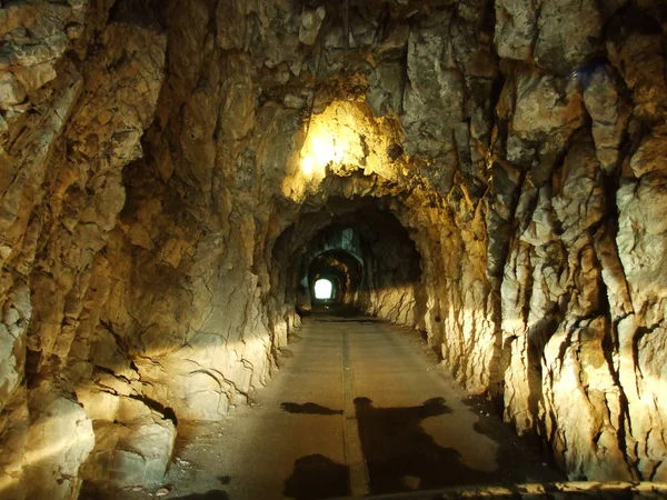 Ein Kleiner Improvisierter Tunnel Für Den Einbahnverkehr Den Schweizer Alpen — Stockfoto