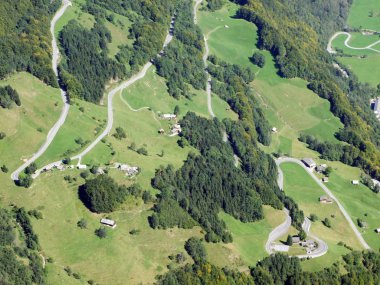Yol tırmanmaya Linthal--dan belgili tanımlık geçmek doğru Klausenpass - Canton Glarus, İsviçre