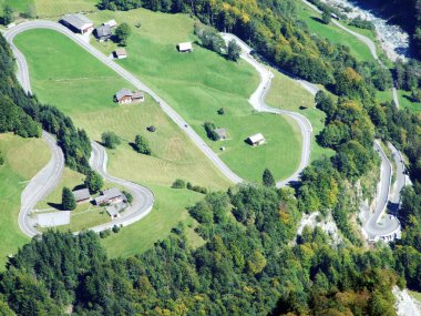 Yol tırmanmaya Linthal--dan belgili tanımlık geçmek doğru Klausenpass - Canton Glarus, İsviçre