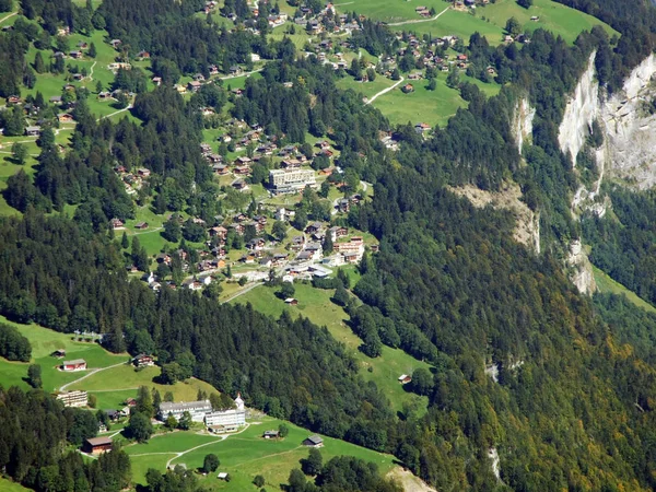 Piękne Widoki Las Pastwiska Turystyczny Ośrodek Braunwald Kantonie Glarus Szwajcaria — Zdjęcie stockowe