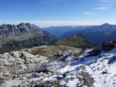 Alp Vadisi Urner Boden - Canton Uri, İsviçre yukarıda Dağları eteklerinde ilk kar