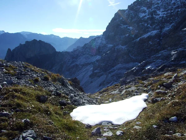 Primera Nieve Las Laderas Las Montañas Sobre Valle Alpino Urner —  Fotos de Stock