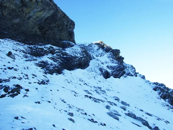 Der Erste Schnee Auf Den Hängen Der Berge Oberhalb Des — Stockfoto