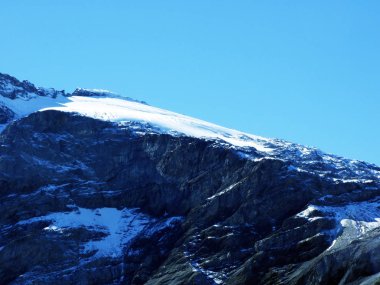 Alp Vadisi Urner Boden - Canton Uri, İsviçre yukarıda Dağları eteklerinde ilk kar