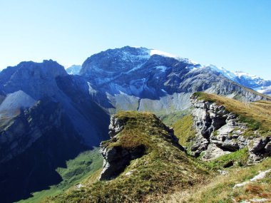 Alp Vadisi Urner Boden - Canton Uri, İsviçre yukarıda Dağları eteklerinde ilk kar