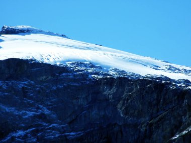 Alp Vadisi Urner Boden - Canton Uri, İsviçre yukarıda Dağları eteklerinde ilk kar