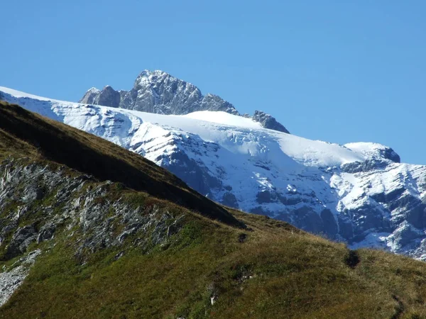 Pierwszy Śnieg Stokach Góry Powyżej Alpejskie Doliny Berneńskich Boden Kanton — Zdjęcie stockowe
