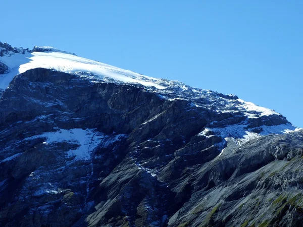 Der Erste Schnee Auf Den Hängen Der Berge Oberhalb Des — Stockfoto