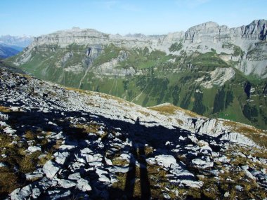 Klausenpass - Uri Canton, İsviçre yol geçiş üzerinde streç Lackistock ve Glatten doruklarına görünümünü