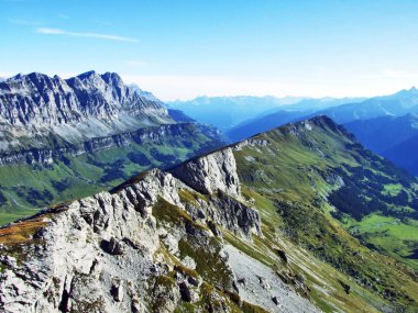 Linthal Vadisi üzerinde - Canton Glarus, İsviçre bulunan Ortstock ve Fisetengrat doruklarına görünümü
