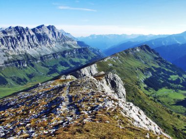 Linthal Vadisi üzerinde - Canton Glarus, İsviçre bulunan Ortstock ve Fisetengrat doruklarına görünümü