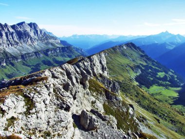 Linthal Vadisi üzerinde - Canton Glarus, İsviçre bulunan Ortstock ve Fisetengrat doruklarına görünümü