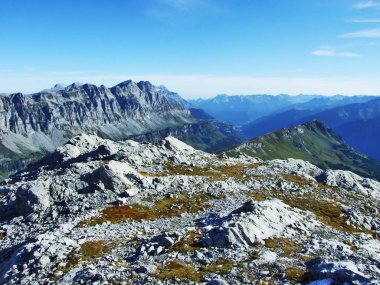 Linthal Vadisi üzerinde - Canton Glarus, İsviçre bulunan Ortstock ve Fisetengrat doruklarına görünümü