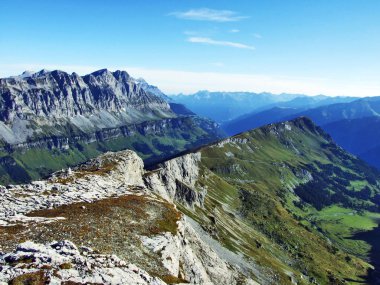 Linthal Vadisi üzerinde - Canton Glarus, İsviçre bulunan Ortstock ve Fisetengrat doruklarına görünümü
