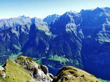 Sarp yamaçları dağ ve dağ silsilesi Glarus Alps - Glarus, İsviçre Nuschenstock üst bir görünümünü