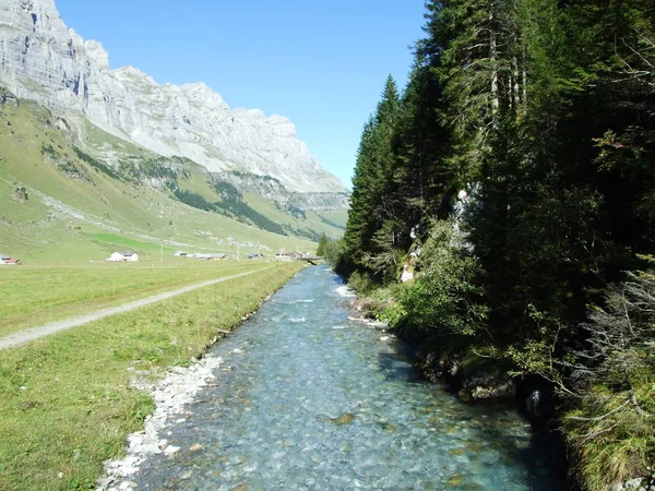 美丽的阿尔卑斯山谷乌尔纳 博登的法施巴赫溪水 乌里州 — 图库照片