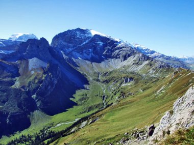 Gemsfairenstock - dağ Glarus Alplerdeki URI İsviçre kantonları ve Glarus arasındaki sınırda yer alan
