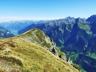 Alp üst Chamerstock, Urner Boden, Linthal ve Fisetenbach - Canton Glarus, İsviçre vadileri arasında yer alan